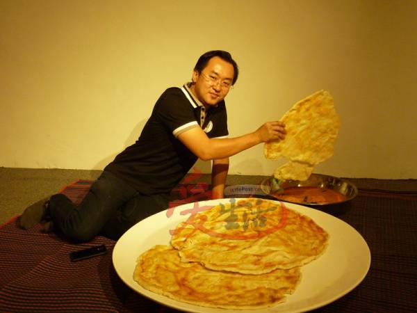 馆长刘致雄手上的印度煎饼可以喂饱几个人呢?当初他为了让食物模型更逼真,到处搜索美食,不懂体重又增加了多少?