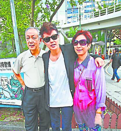 2012 年与父母参与同志游行后,公开承认同性恋身份。