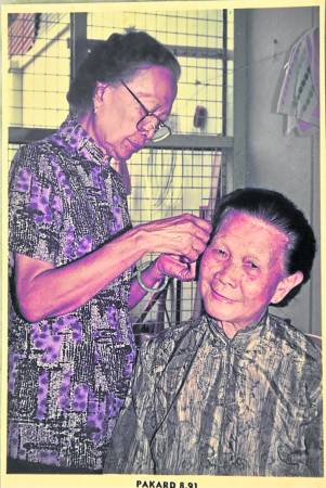 许文清的母亲则在店后帮人挑耳根,店里每天都座无虚席。