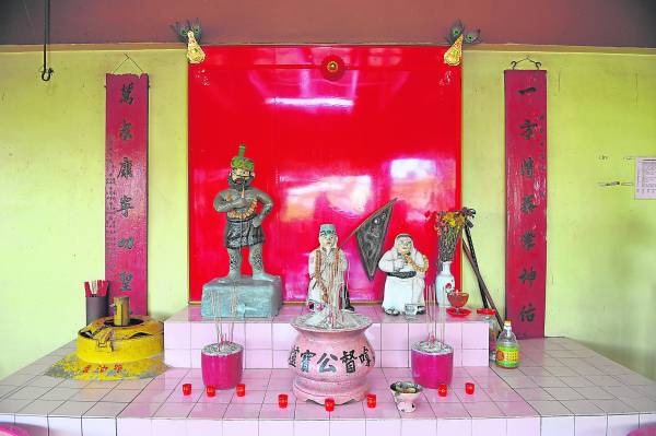 芙蓉芭蕾新村拿督公庙同时供奉了华巫印三大种族的拿督公神明,让人大开眼界,也获得各族善信膜拜。
