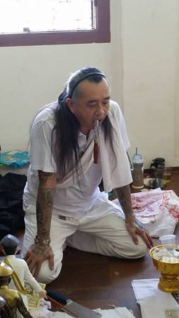 Tor Pedan插刀密法施法时,施法者会将尖刀,以铁锤敲打刀柄,让刀尖插入上颚,之后取圣血做法事。