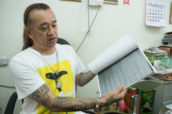 阿赞K大师不断钻研阿赞丰密法秘籍,增强自身功力。