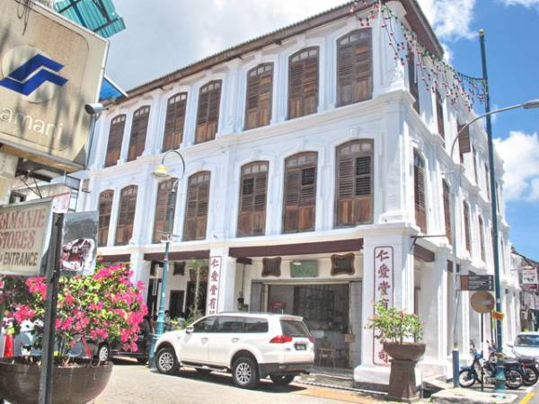 219年悠久历史的仁爱堂中药店,耗资约200万令吉修复,如今成为1间古迹客栈,并改名为“仁爱栈”。