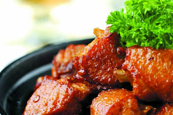 很多人也知道三杯鸡乃是客家美食,但其实,三杯鸡与福建人有关系,后来一些游子因人在异乡倍思亲,而烹煮三杯鸡解情怀,才渐渐的让三杯鸡闻名于世。)