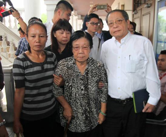 林吉祥(右起)和夫人梁玉治到法庭为林冠英打气,后为林冠英妹妹林慧英。