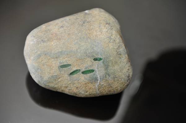 玲姐喜欢拾奇形怪状的雅石欣赏。结果,沉香让她在无意中拾到一颗翠玉之石,她视为珍宝。