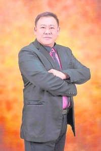 五行密码创富风水大师陈凯丰老师,所独门自创的“致富三宝”帮助许多人脱贫,他每到一处开班皆场场爆满,受到人们的热烈欢迎。