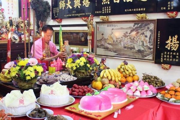 吴佰霖道长擅长于勘察阴宅风水,他也表示,如果祖坟的风水不好,都会影响到后代子孙。