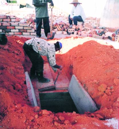 由于黄先生的祖坟卦象,所以吴道长只建议他重修祖坟,即可改善运气。