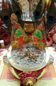 王道长施法开了一道天官紫微金光篆放入铜炉内,还用朱砂在铜炉底下画符,接着再以消灾解难的铜钱、108枚乾隆通宝、安炉八宝、招财金银粉、水晶、朱砂等法物放入炉内。