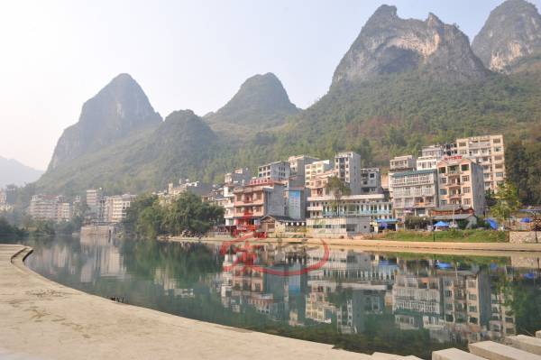 当地政府毫无规划地发展,发展商到处开天辟地打造成旅游胜地,大自然逐渐被吞噬,长寿也逐行渐远,人瑞逐渐减少……