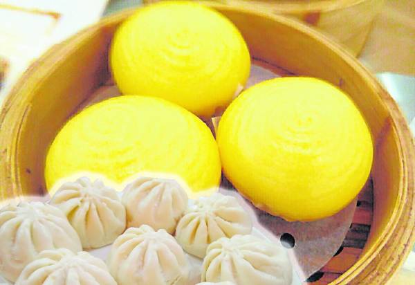 一盅两件是源自广州,早前以芋头糕、萝卜糕之类为主,让干粗活的人民可以饱肚。尔后则为了应付达官贵人,结果就精致化,而这些有钱人也借此在茶桌上探听情报。