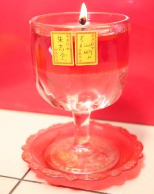 灯前有一小张黄色马尼拉卡,卡上写有姓名、年龄、考试科目,以及心愿等内容。