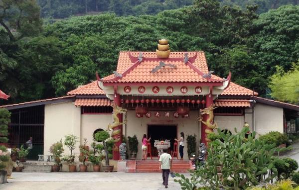 亚依淡升旗山脚蝙蝠洞大伯公庙拥有超过百年历史,此庙的奇特之处在于它是由两个原始岩石所形成的,构成了“庙内有洞,洞外有庙”的天下奇观。
