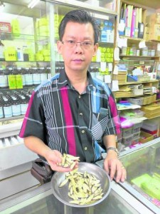 张淂斐中医师表示,麝香除了内服,当家中有人不适,感到晕眩,只要嗅一下麝香就能消解晕眩。