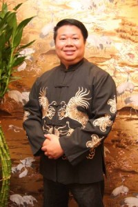 梁庸陞师父表示,祖坟有蚁窝,需选新的风水宝地重新安葬先人,另外,到佛堂去超渡“怨虫”。