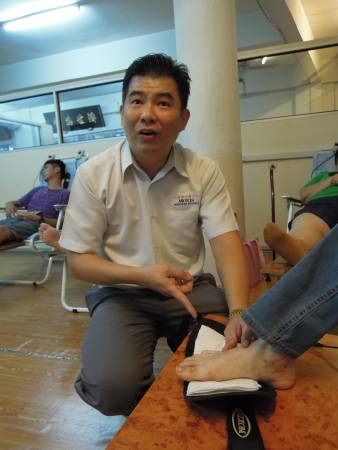 尤祖億医师表示,他是利用草药治疗法,然后针对病人的病痛根源,透过自然植物仪器把药物输送到人体,这可免除打针、吃药、针灸等之苦。