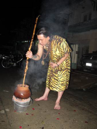 月圆之夜,阿占文雅利趁着月光高照下,以瓦瓮提炼“特级异性坤平人缘油”。