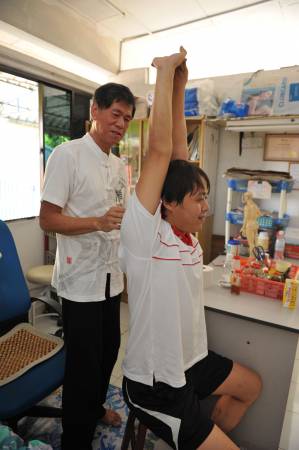 帮病患调整脊椎问题的同时,郭医师也会要求他们回去做些运动,避免情况再发生。