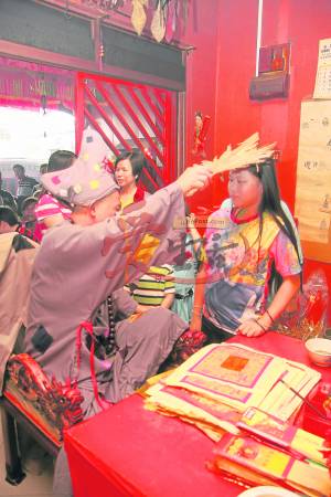 四济公法宝一箩箩,小孩的头被祂摸过,不但会变乖、学习也变快。