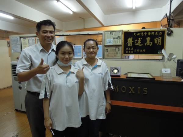 对于治疗病患,尤祖億医师都是亲力亲为,而且还出动其太太及女儿一起帮忙。
