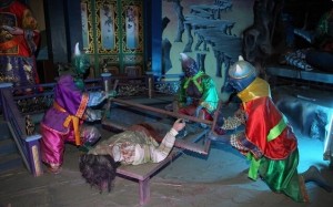 在代天府十八地狱场景中的第十六地狱,人生中若犯下赌博、诈欺及贩卖伪品坏事的人,死后将在此接受切腹酷刑。
