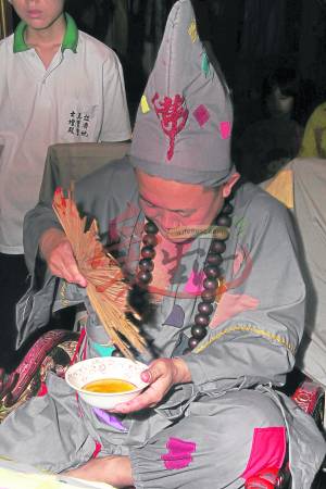 四济公手中的八宝酒不但可以添丁、治病,还可以预知未来呢!