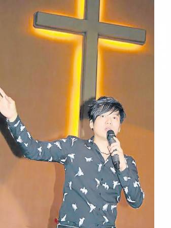 关德辉是本地著名艺人,其事业更发展新、港、台。然而,当年他的演艺事业刚起步时,其二哥却步入歧途,加入黑帮,还成为瘾君子。 这件事深深的影响着他,更令他患上了忧郁症……