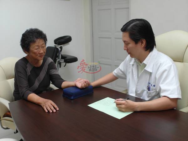 蔡医师在进行治疗之前,都会先了解患者情况,以准确判断病情。
