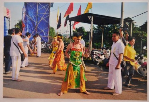 在黄老仙师出巡当天,还会有其它神明降临,一起上乩童身替黄老仙师庆祝。