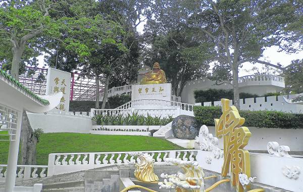 “圣城”入门,设有一个金色的“中庸”两字,讲求中庸之道,集三教于一处,不偏于那一门宗教,推崇各有所需。