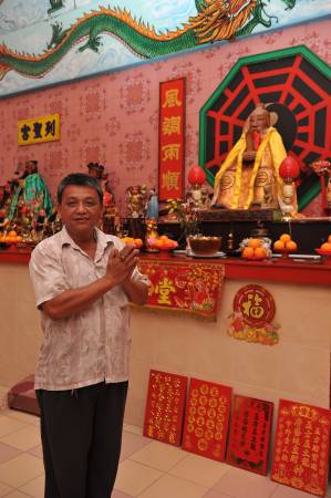 庙主席杨祺表示,在黄老仙师出巡当天,他们在燃烧大士爷时,赫然看见一名身穿古装的男人站在火堆旁。