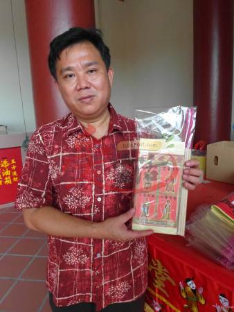戴师父表示,财德亭求贵人神的神料和带回家求的唯一不同是,财德亭用的是独特清香,而带回家的则是龙须香。