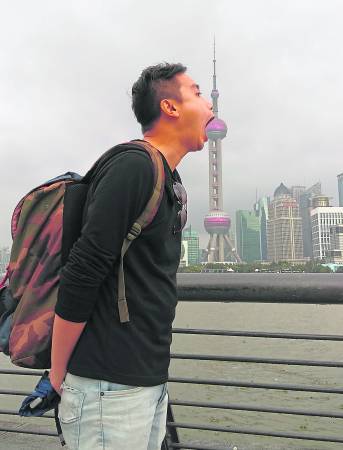 与东方明珠留下搞怪合影。