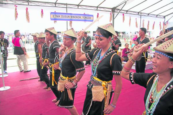 杜顺(Dusun)族人表演他们的民族传统舞蹈。