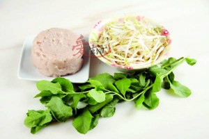 材料:栾樨叶150g、 鱼肉200g、芽菜200g、 蒜茸适量 调味料:盐适量