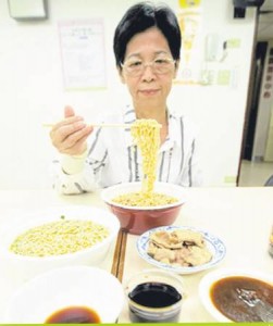 六十五岁的郑丽真年轻时常将泡面当正餐,以致须洗肾度过下半生,她以过来人的身分提醒大家,切忌重口味并多喝水,以降低洗肾的发生率。