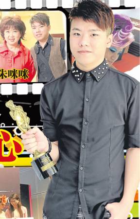 超凡的手艺、百变的发型不仅让他赢得一个机会、一间店,甚至赢得顾客的心,不但在短时间内顾客爆增,国内外艺人更指定找他……
