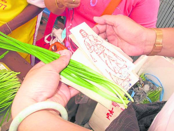 一束青葱,9张金纸、一张约2寸乘5寸,印有双手合十红色人像的白纸和9支香。