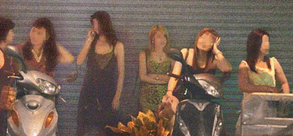 花街女游荡探寻目标,一发现男子经过,就缠住不放,非常猖狂。