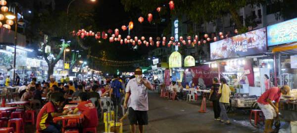 华灯初上,一大批花街女就会现身,向男性食客大抛媚眼。