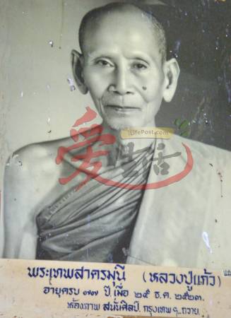 当年,因为大量的燕子排泄物导致到处脏兮兮,结果村民和寺庙的弟子都想尽办法赶它们走,唯独龙甫郊好心收留及照顾燕子。