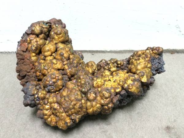 每个沥赖的形状、色彩都是独一无二的,而含金量越多的沥赖,价钱就越贵。