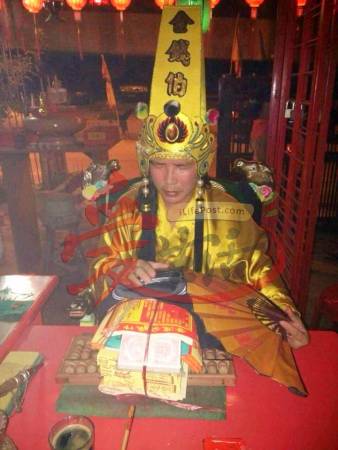 金钱伯善于派财,祂还能替信徒打通阻滞的财路,亦能助经商者解决金钱周转问题。