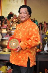 除了门口、客厅以及厨房保持干净之外,林师父也提醒各位读者,只要运用九宫飞星学结合五行相生相克的原理,在二黑位与五黄位放置金属物品就能化煞,催旺运势!