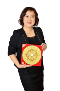 陈师父表示,不管是屋子还是工厂,只要四面有山、水围绕,皆是好气场、好风水,只要配合天时地利人和,就可带旺屋主与从商者,但要注意的是,大门不能对高山,否则员工就会有欺主之嫌。