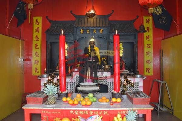 宫里墙上高挂“修身修心修佛理,忘酒忘色忘财气”诗句,时时警惕大家不要沉迷酒色财气。