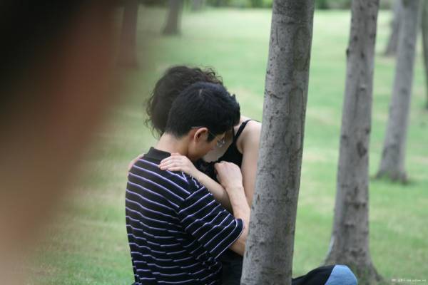 情侣情到浓时,忘了礼仪廉耻,更不管身在何处照样“卿卿我我”,结果成为别人偷窥的对象。