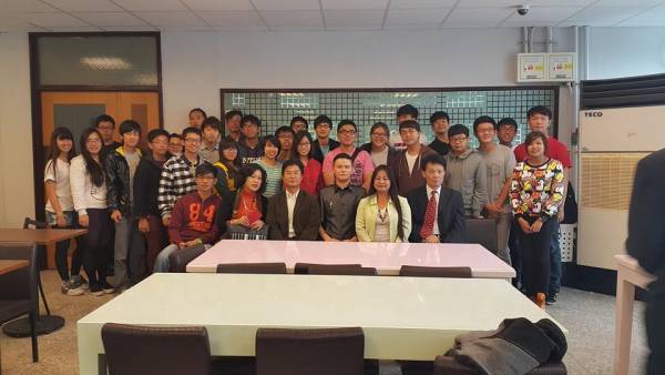 拿督吳承澔于2014年在台湾国立大学成立了助学基金会,专门资助大马侨生完成学业。