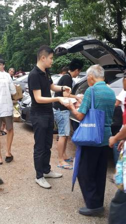 拿督吳承澔平时也乐善好施,除了义诊,也常送饭派水给孤老及不幸的一群!